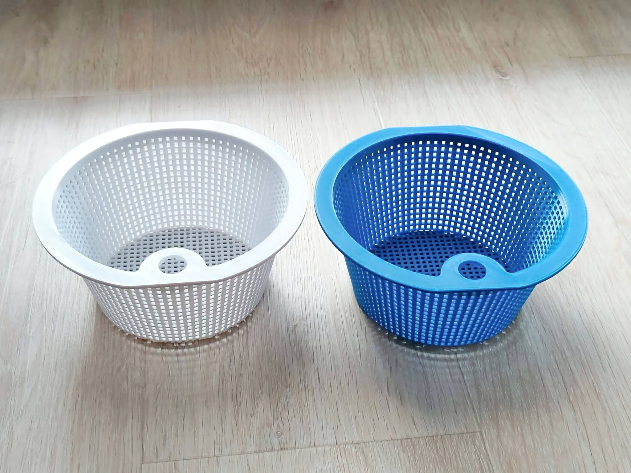 Bílý a modrý košík do skimmeru vyrobený zakázkovým 3D tiskem